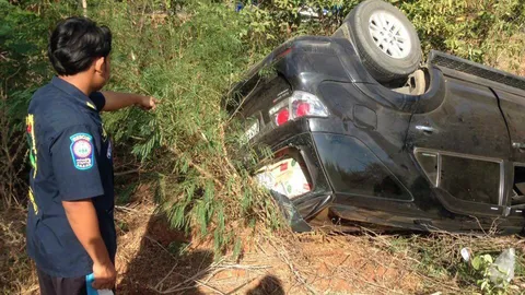 ฟอร์จูนเนอร์แซงไม่พ้น ชนกระบะตกถนนเมืองกาญจน์ อัดก๊อบปี้คาซากดับ 2