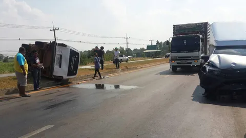 พระนักเทศน์ดังวัดที่สระแก้ว กลับรถตู้กะทันหันเจอกระบะชนคว่ำเจ็บ 2 รูป