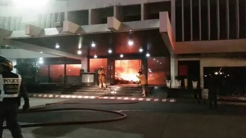 ไฟไหม้โรงแรมปทุมรัตน์ เมืองอุบลฯ ดับเพลิงเร่งดับ แขกที่พักปลอดภัย