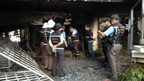 เทศบาลอุบลฯสั่งระงับใช้อาคาร รร.ปทุมรัตน์ รอผลเพลิงไหม้