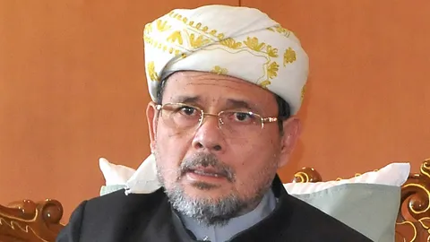 จุฬาราชมนตรีอาการดีขึ้น เตรียมออกจาก รพ. ห่วงเหตุบึมกุโบร์ที่ยะลา