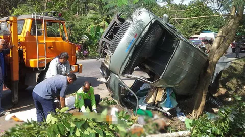 รถตู้รับศพจาก รพ.มอ.หาดใหญ่ พุ่งชนต้นไม้เกาะกลาง พระมรณภาพ คนขับรอด