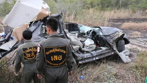 หลังคารถหายทั้งแถบ! ครูผู้ช่วยตกใจรถสวน หักหลบเก๋งชนต้นไม้ดับสยอง