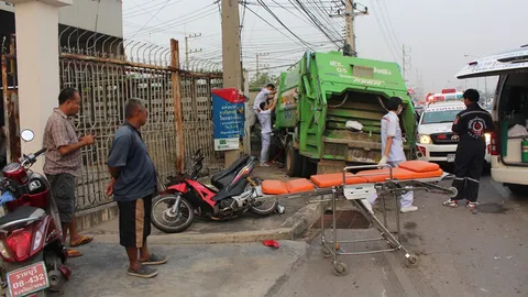 เบรกแตก! รถขยะราชบุรี ชนกระบะเสย จยย. ก่อนอัดกำแพงบ้าน เจ็บ 3