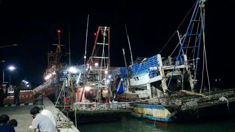 ทร.ภ.2 จับเรือประมงเวียดนาม ลูกเรือ 11 คน รุกน่านน้ำไทย