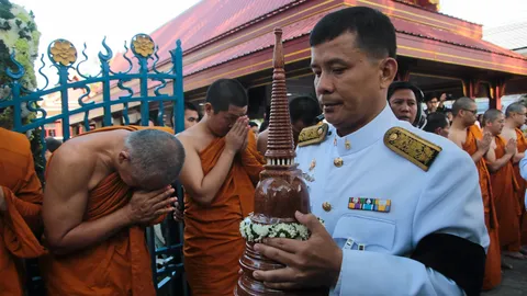 อัญเชิญ 'พระอัฐิ' บรรจุเจดีย์หินอ่อน ประดิษฐานวัดบวรฯ