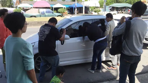 รถล็อกขังเด็ก 3 ขวบ! แม่จอดแวะเอาผ้าร้านซักรีด แจ้งกู้ภัยช่วยปลอดภัย