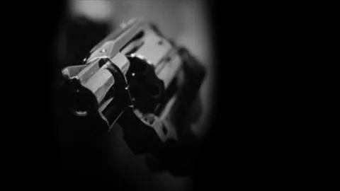 รอง ผอ.โผล่มอบตัว! ปฏิเสธยิง จ.ส.อ. ถีบประตูตามเมียในม่านรูด 