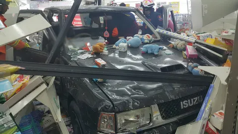 ด.ญ.14 ย้ายนั่งเบาะคนขับ เผลอเหยียบคันรถติดเครื่องพุ่งชน 7-11 พังยับ