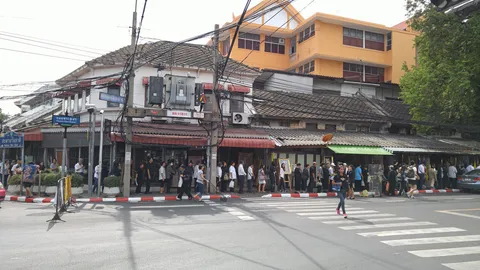 ผู้คนสักการะ พระอัฐิล้นวัด