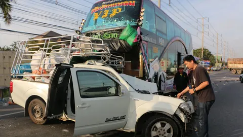 สิบล้อขับย้อนศรเสยท้ายกระบะ กระเด็นข้ามเกาะอัดรถบัส ชนซ้ำเบนซ์ สาหัส 4