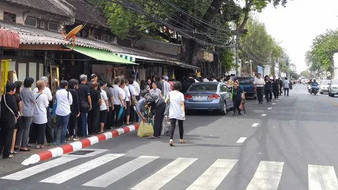 กราบอัฐิวันสุดท้าย ต่อแถว2กม. แบ่งประดิษฐานใน2ปท.