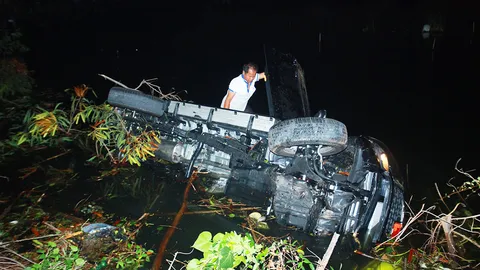 ระทึก!หนุ่มช่างสี ยืมรถป้ายแดงน้องชายมาขับ พุ่งตกบ่อปลา หวิดดับ