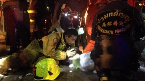 นาทีชีวิต! ช่วยหญิงชรา บ้านไฟไหม้-สำลักควัน ปั๊มหัวใจ 30 นาที รอดหวุดหวิด