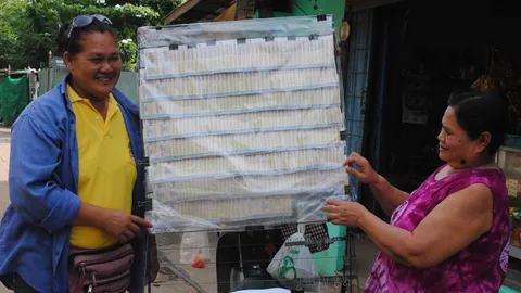 นักเสี่ยงโชคสุโขทัย แห่ซื้อสลากเลข 58-85, 59-95 จนเกลี้ยงแผง!!