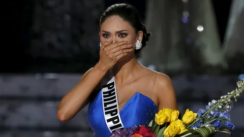 โซเชียลร้อนฉ่า! ทั้งด่า ทั้งขำ พิธีกรประกาศชื่อมิสยูนิเวิร์สผิด