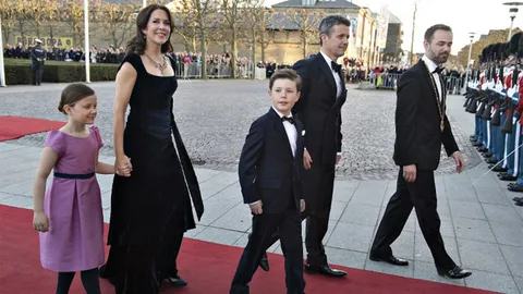 'เจ้าชายคริสเตียน' แห่งเดนมาร์กถูกคลื่นทะเลดูดที่หาดออสซี่-ไลฟ์การ์ดช่วยทัน