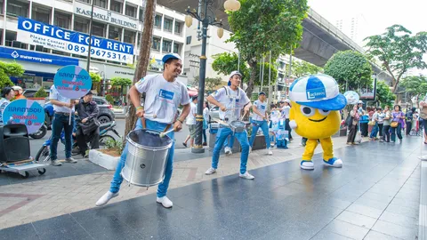 แลคตาซอย บุกสีลม! แจกผลิตภัณฑ์นม ส่งสุขรับปีใหม่