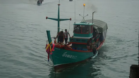 เฟอร์รี่เกาะพะงัน ชนเรือจับปูแตกจมกลางทะเล 4 ลูกเรือรอดหวุดหวิด