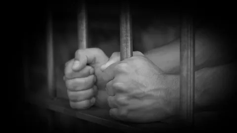 พ่อ นศ.ช่างอุตฯ บุกร้องสภาทนายความ ตร.อุ้มลูกหายสาบสูญ