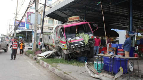 สิบล้อเบรกแตก! กวาดรถติดไฟแดงกำแพงแสน 4 คันรวด พังยับ เจ็บ 3