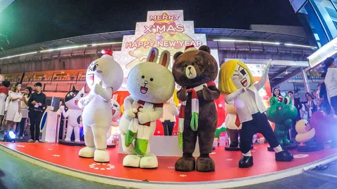 น่ารักอะ! บราวน์ โคนี่ มูน เจมส์ นำทีมเปิดต้นคริสต์มาสดิจิตอลกลางสยาม