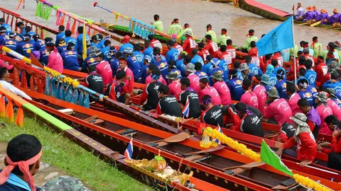 เขตบางกอกน้อยจัดสืบสานประเพณี การแข่งขันเรือยาว-ตักบาตรทางน้ำ