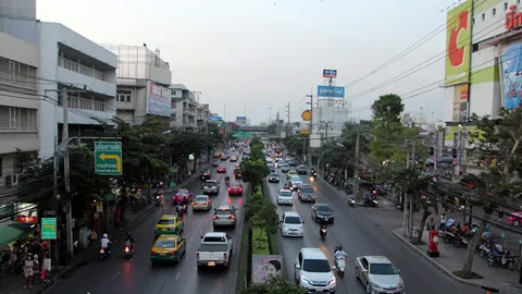 เด้ง2จร.ทำรถติด จุดบิ๊กซีลาดพร้าว น.1คำสั่งเล่นงาน ใครละเลยย้ายอีก