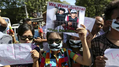 มาตามนัด ! ชาวเมียนมาหลายร้อย ชุมนุมประท้วงตัดสินคดีเกาะเต่า หน้าสถานทูตไทย