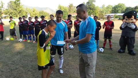 ตร.คอมมานโด ส่งความสุข! มอบเงิน-อุปกรณ์กีฬา โรงเรียนถิ่นทุรกันดาร