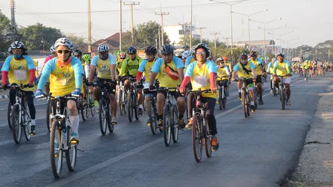 ชาวโคราชร่วมขี่จักรยาน 399 คัน แปรอักษร 988 ปั่นเพื่อพ่อ