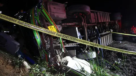 หนุ่มตีนผีซิ่งปิกอัพฝ่าไฟแดง บัสเสียหลักพุ่งชนเจ็บ 40 ดับ1