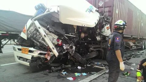 ลูก 1 ขวบรอด! พ่วงอัดท้ายเทรลเลอร์จอดยางแตก ผัวเมียลงมาดูรถดับคู่