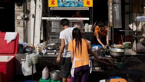 “พระโดดกำแพง” ขายคนเดินดิน