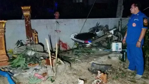 มาแรงเกิน! 2 โจ๋ซิ่ง จยย.หลุดโค้งชนประตูบ้านล้มอัดพระภูมิกระจาย ดับคู่