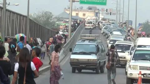 หยุดยาวปีใหม่!! ชาวพม่าแห่กลับบ้านจนแน่นสถานีขนส่งแม่สอด