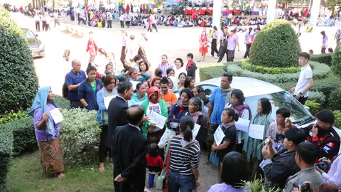 ชาวบ้านบุก ร.ร.ของนักข่าวเด็ก ค้าน ผอ.ส่งตัวเจรจากับทนายเหมืองแร่