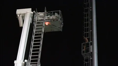 เพื่อนไม่พาเที่ยวผับ! หนุ่มอุดรฯ น้อยใจ ปีนเสาไฟสนามกีฬา ขู่ฆ่าตัวตาย