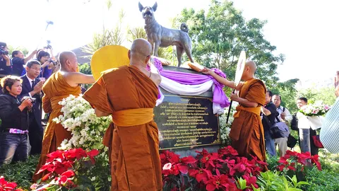 บรรจุกระดูก 'คุณทองแดง' หลังฐานอนุสาวรีย์ ที่หัวหิน อีกส่วนลอยอังคาร