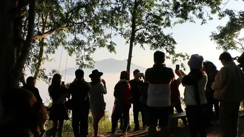 ส่งท้ายปีเมืองเลยคึกคัก นักท่องเที่ยวแห่เที่ยวเชียงคาน ห้วยกระทิงแพเต็ม