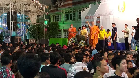 ชาวเมืองเพชรบุรี ร่วมสวดมนต์ข้ามปี พร้อมรับน้ำมนต์เพื่อสิริมงคล