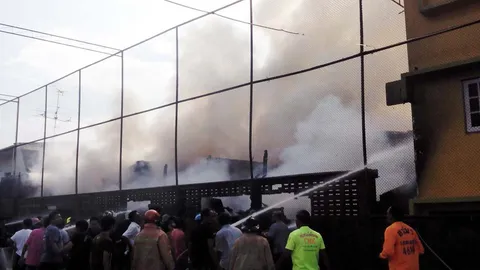 ไหม้รับศักราชใหม่! บ้านเช่าชุมชนแออัด บางยี่เรือ วอด 7 หลัง