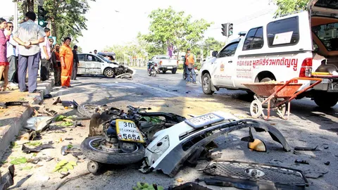 สาวพนักงานกวาดถนน ขี่จยย. ย้อนศร ถูกเก๋งชนร่างกระเด็นดับคาที่ 