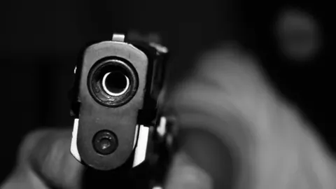 โจ๋สุราษฎร์ ตั้งวงก๊งเหล้า ซ่าจุดพลุประทัดดังลั่น กำนันไปเตือนถูกยิงดับ