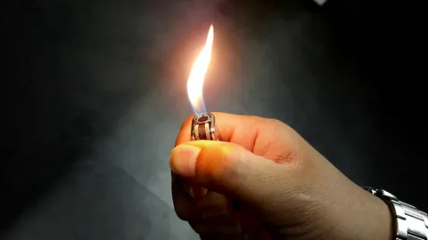 หนุ่มเมืองคอน เมาโหด ทะเลาะ 2 เพื่อนคนงาน คว้าน้ำมันราดจุดไฟเผาคู่ 