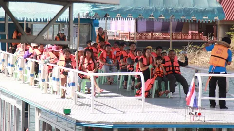 นักท่องเที่ยวแห่ล่องเรือ-ปล่อยปลา ที่เขื่อนสิริกิติ์ช่วงวันหยุดปีใหม่