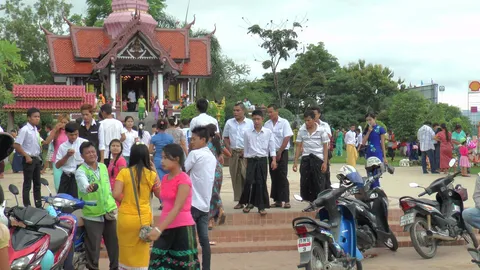 ไฮโซพม่า ขับรถข้ามแดน! แห่ไหว้พระ-ช็อปปิ้งปีใหม่แม่สอด 