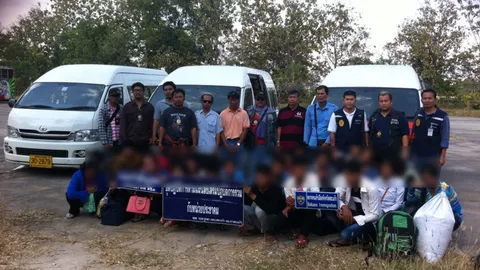 สกัดรถตู้โดยสาร ลอบขนแรงงานเขมรจากอรัญฯ เข้า กทม. เก็บค่าหัวเกือบ 2 พัน