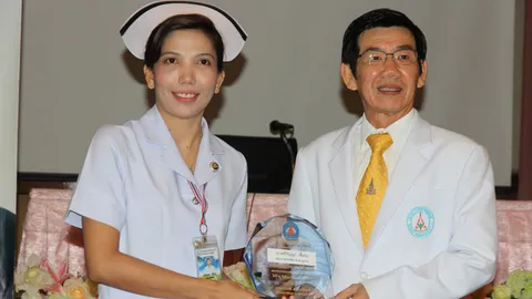 มอบโล่! 'พยาบาลสาว' รพ.สุราษฎร์ฯ ช่วยชีวิตหนุ่มเยอรมันหมดสติ