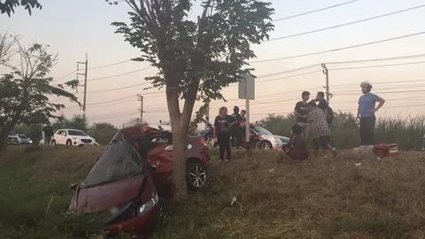 ยื้อไม่สำเร็จ! 2 แม่ลูกควบเก๋ง ชนอัดต้นไม้ รถพังยับ-เสียชีวิต